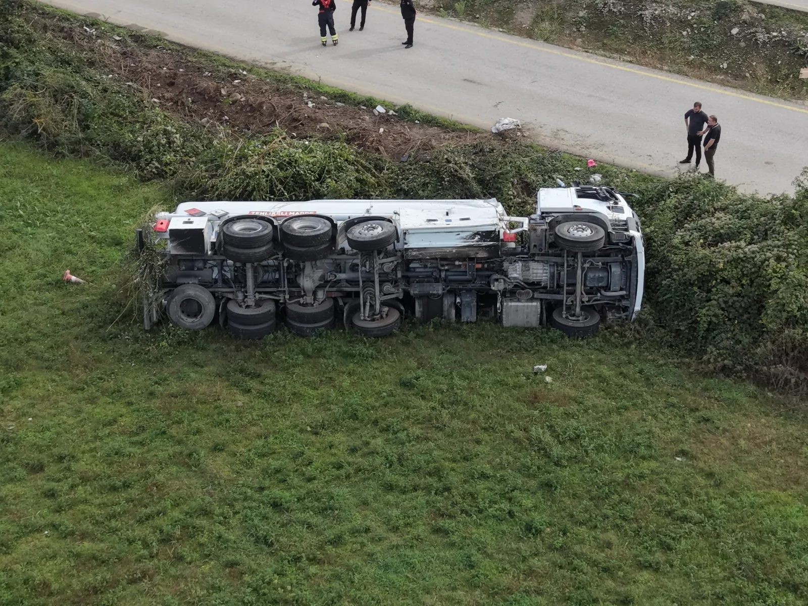 Akaryakıt yüklü tanker devrildi, OSB yolu trafiğe kapatıldı