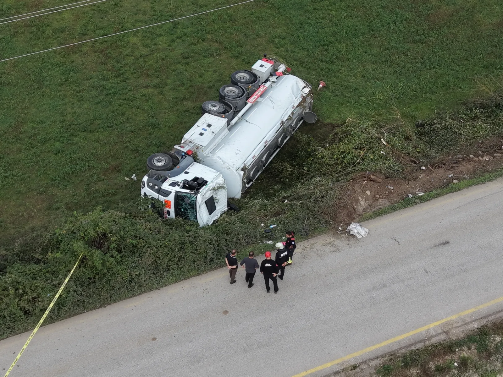 Akaryakıt yüklü tanker devrildi, OSB yolu trafiğe kapatıldı