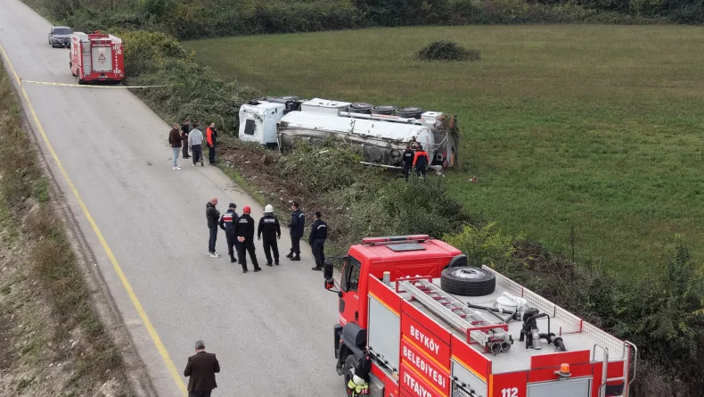 Akaryakıt yüklü tanker devrildi, OSB yolu trafiğe kapatıldı