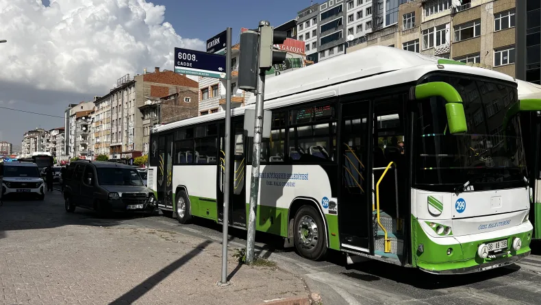 Akrabasını bıçakladı, kaçarken aracıyla özel halk otobüsüne çarptı
