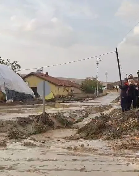 Aksaray’da etkili olan sağanak, su baskınlarına neden oldu