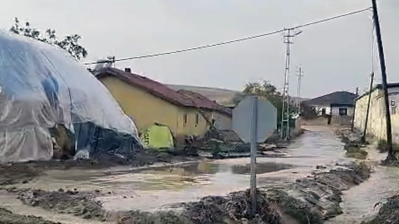 Aksaray’da etkili olan sağanak, su baskınlarına neden oldu