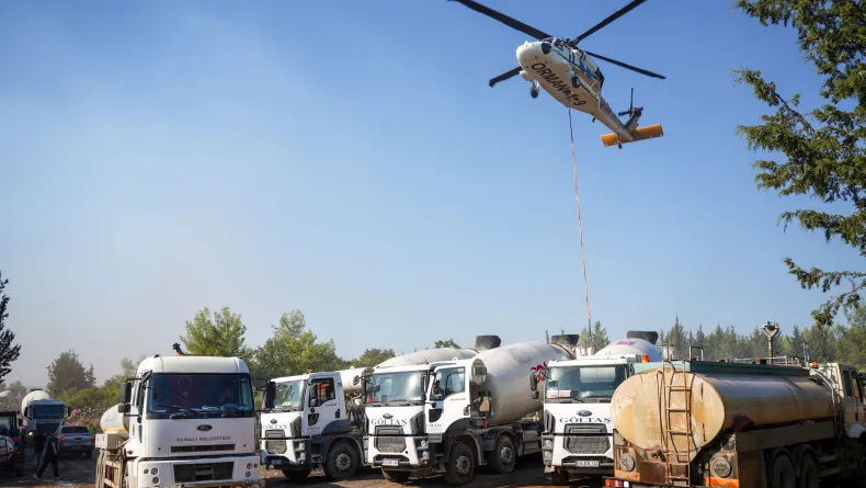 Yangına Karşı Köylüler Seferber Oldu: Ceplerinden Para Verip Helikopterlere Su Taşıdılar