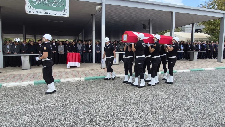 Alabora olan teknede yaşamını yitiren polis, toprağa verildi
