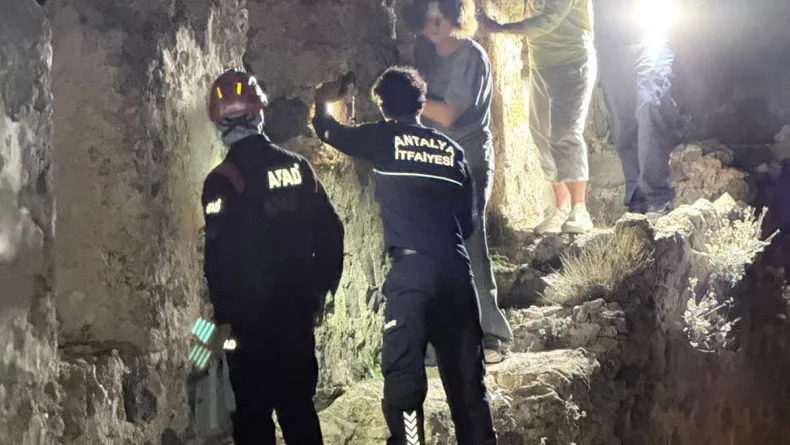 Alanya Kalesi'nde mahsur kalan 3 Rus turist kurtarıldı