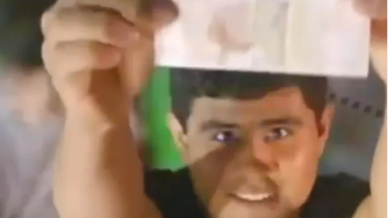 Aldıkları ekmeğin parasını kameraya gösterip ekmek dolabına bıraktı