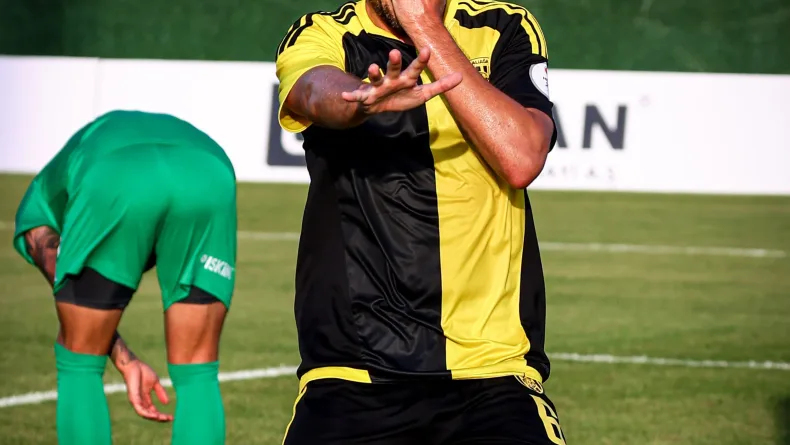 Aliağa FK'nın oyuncuları 3'er 3'er atıyor