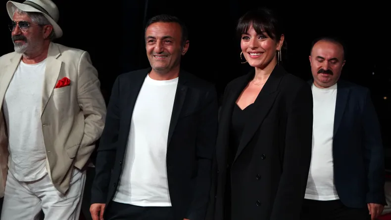 Altın Portakal'da kırmızı halı şıklığı
