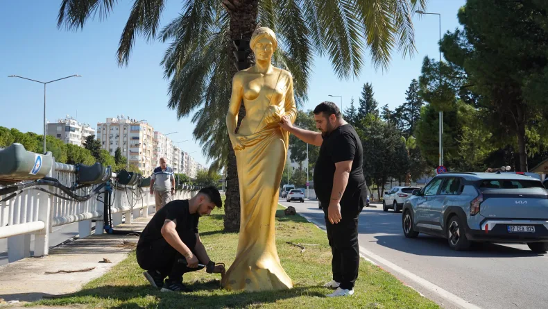 Altın Portakal Film Festivali öncesi Venüs heykelleri kenti süslüyor