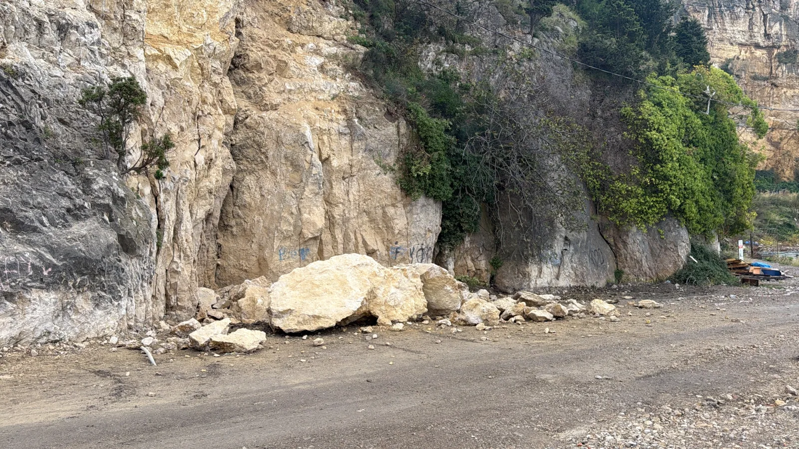 Amasra'da yola kaya parçaları düştü