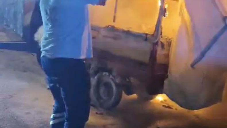 Ambulans şoförünün, 3 tekerli motosikletteki yangına müdahale ettiği anlar kamerada