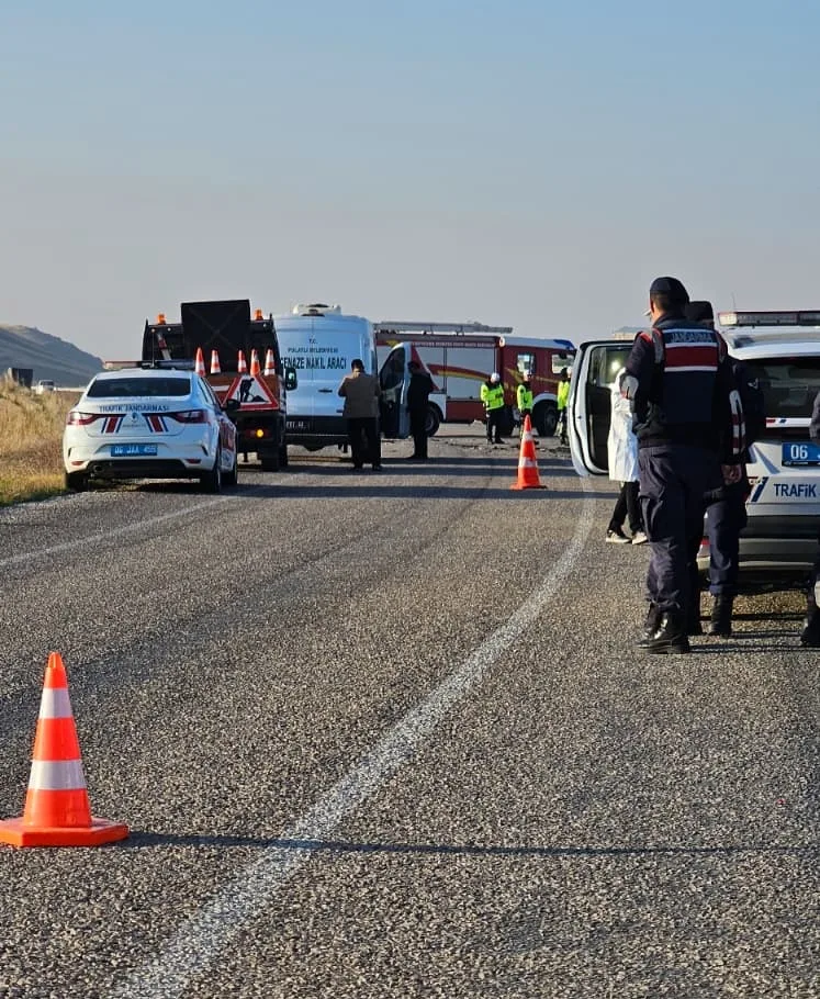 Ankara'da iki otomobil çarpıştı: 3 ölü, 4 yaralı