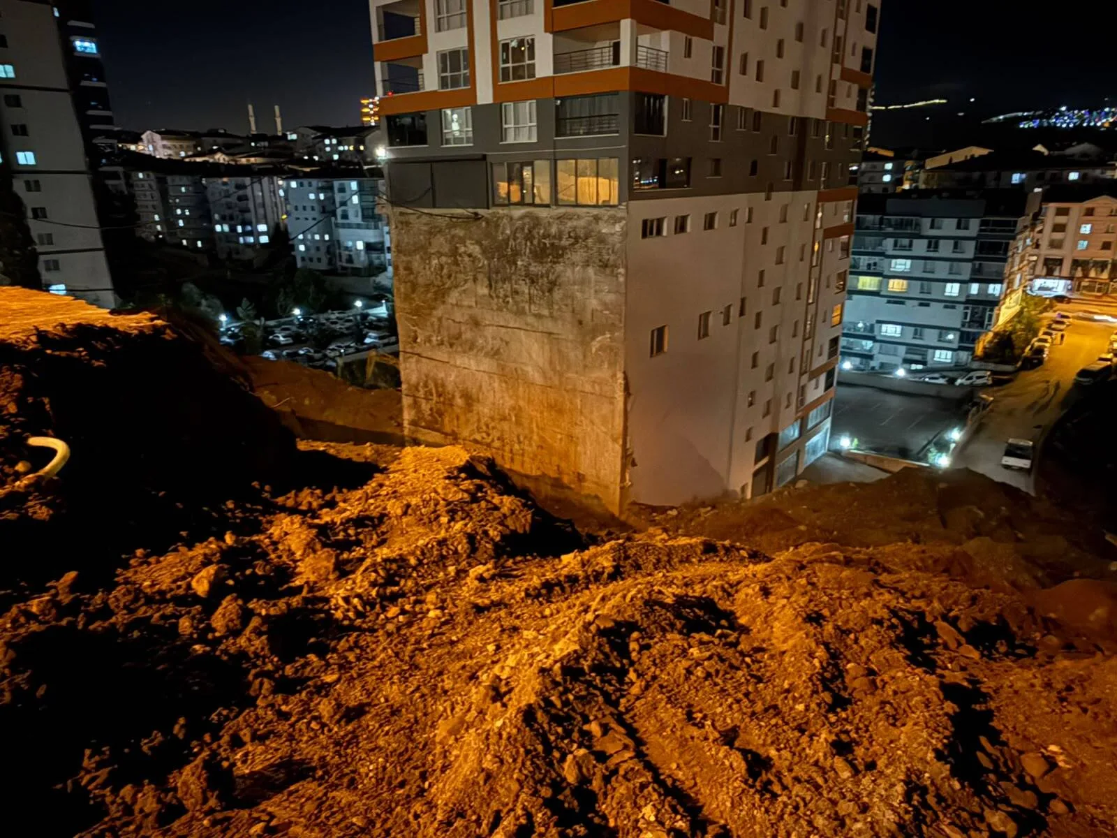 Ankara'da istinat duvarı çöken binanın temeli açığa çıktı