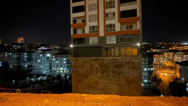 Ankara'da istinat duvarı çöken binanın temeli açığa çıktı