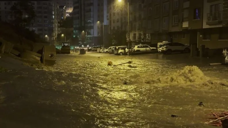Ankara'da sağanak sonrası rögar taştı; alt kattaki evleri su bastı