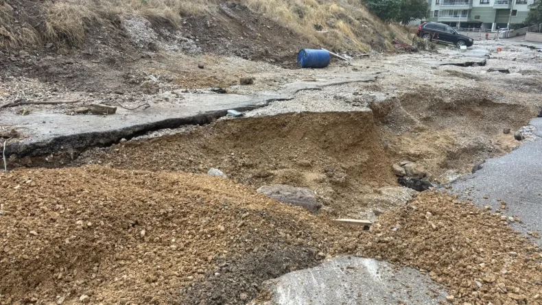 Ankara'da selde çöken yolda 20 araç hasar gördü