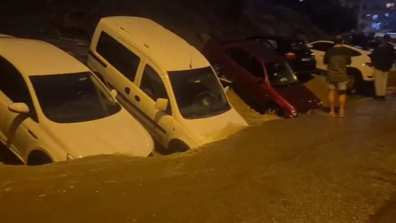 Ankara'da şimşekler gökyüzünü aydınlattı (2)