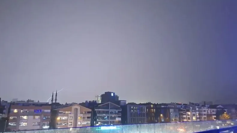Ankara'da şimşekler gökyüzünü aydınlattı