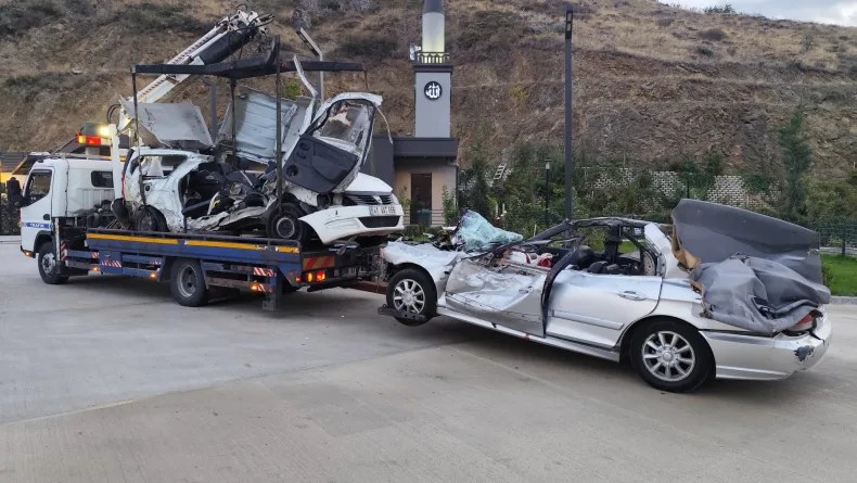 Ankara'da takla atan otomobil, karşı yönden gelen otomobille çarpıştı: 2 ölü, 2 yaralı