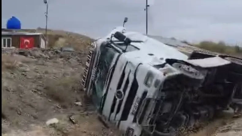 Ankara’da TIR devrildi sürücüsü yaralandı