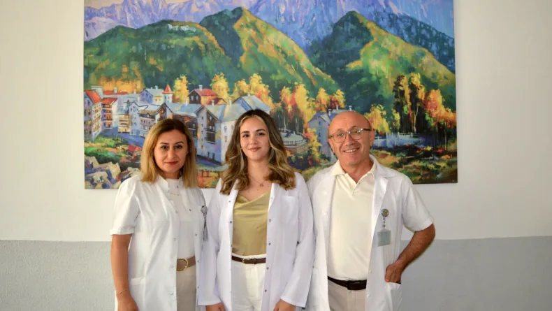Anne ve babasının görev yaptığı hastaneye doktor oldu