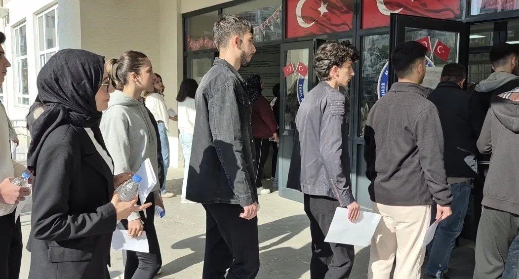 Anne ve kızı, aynı okulda KPSS'ye girdi