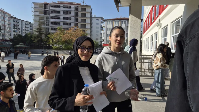 Anne ve kızı, aynı okulda KPSS'ye girdi