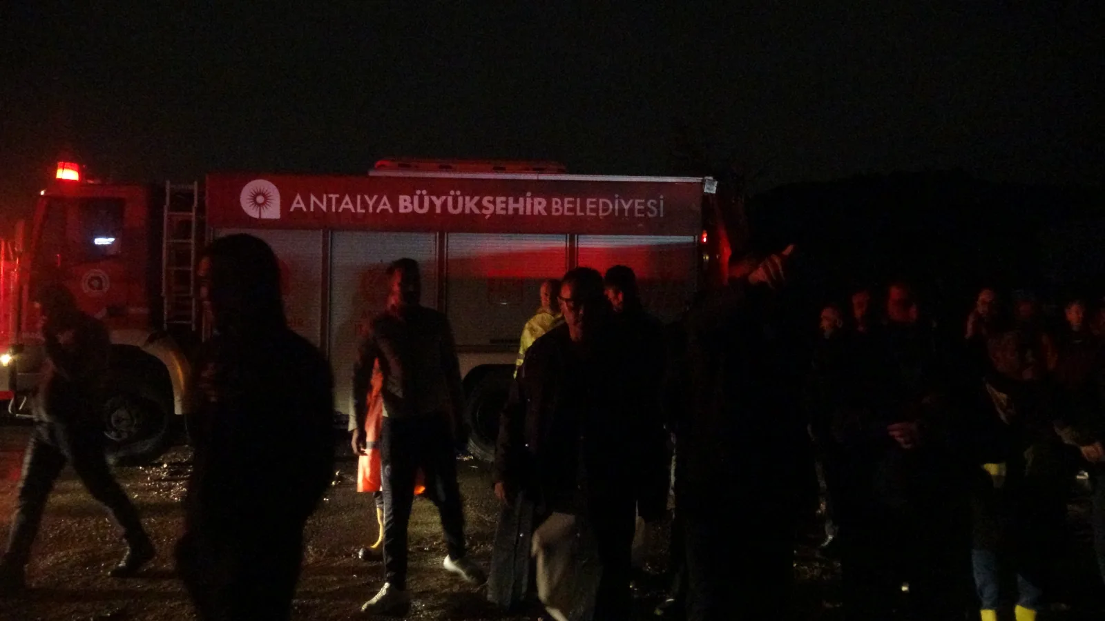 Antalya'da hortum konteynerleri parçaladı, kule vinci devirdi; 4 ölü, 1 yaralı