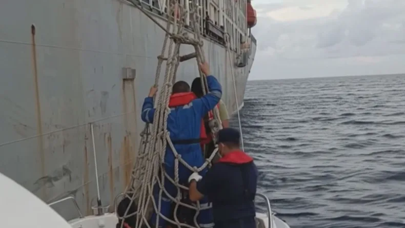 Antalya'da Kaş açıklarındaki gemide yaralanan mürettebat tahliye edildi