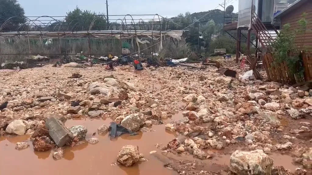 Antalya'da kuvvetli sağanak, sel ve su baskınlarına neden oldu (2)