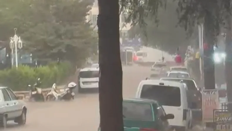 Antalya'da sağanak taşkına neden oldu