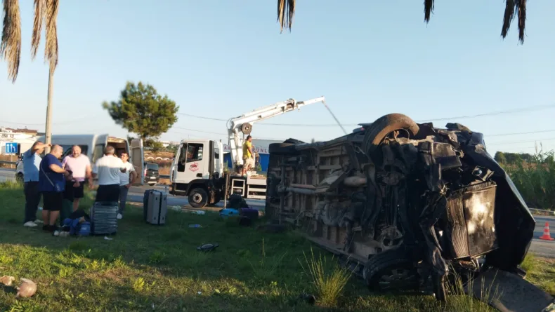 Antalya'da üç aracın karıştığı zincirleme kaza kamerada: 15 yaralı (2)- Yeniden