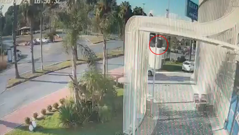 Antalya'da üç aracın karıştığı zincirleme kaza kamerada: 15 yaralı / Ek Fotoğraf