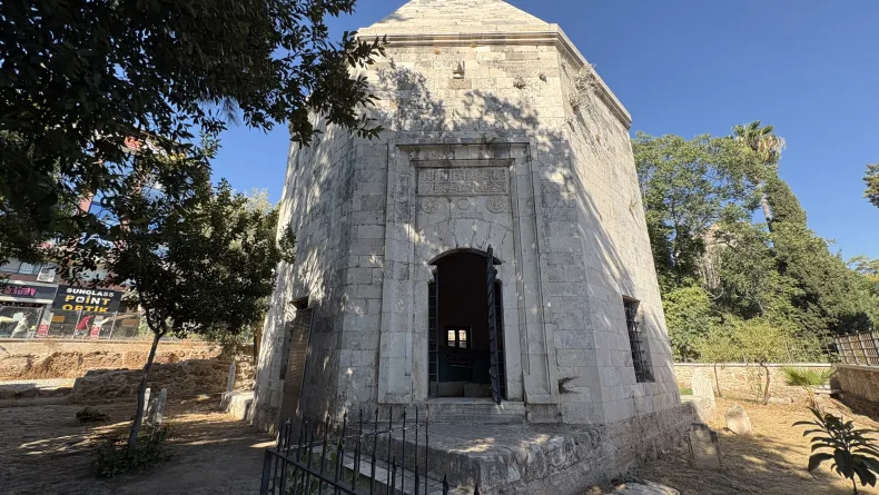 Antalya'da 'Zincirkıran' Mehmet Bey'in 649 yıllık türbesi zamana meydan okuyor