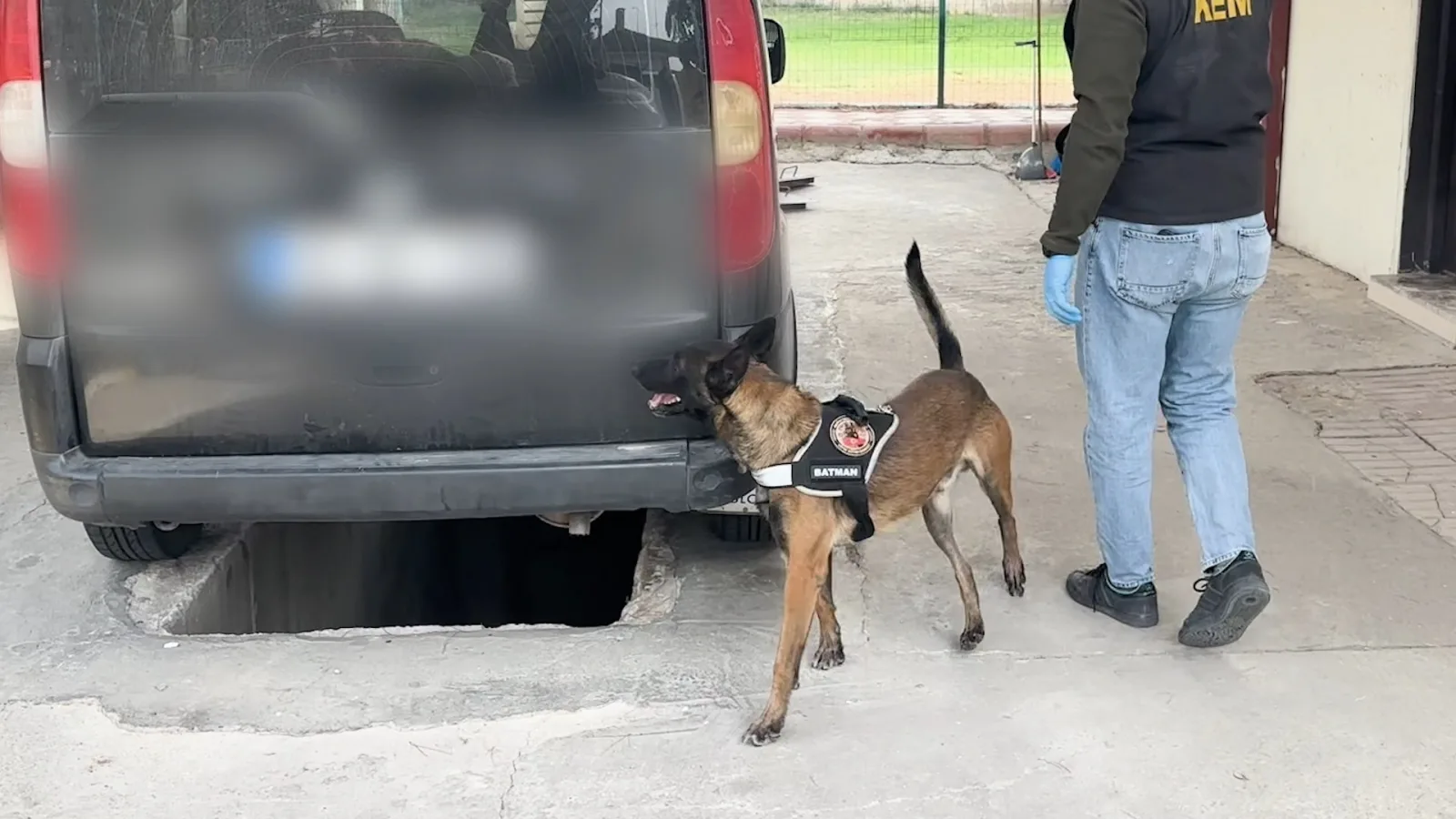 Aracın yakıt deposundaki uyuşturucuyu 'Hector' buldu