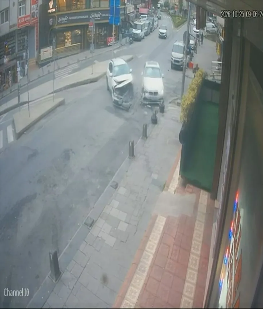 Arnavutköy'de 2 otomobilin çarpıştığı kaza kamerada