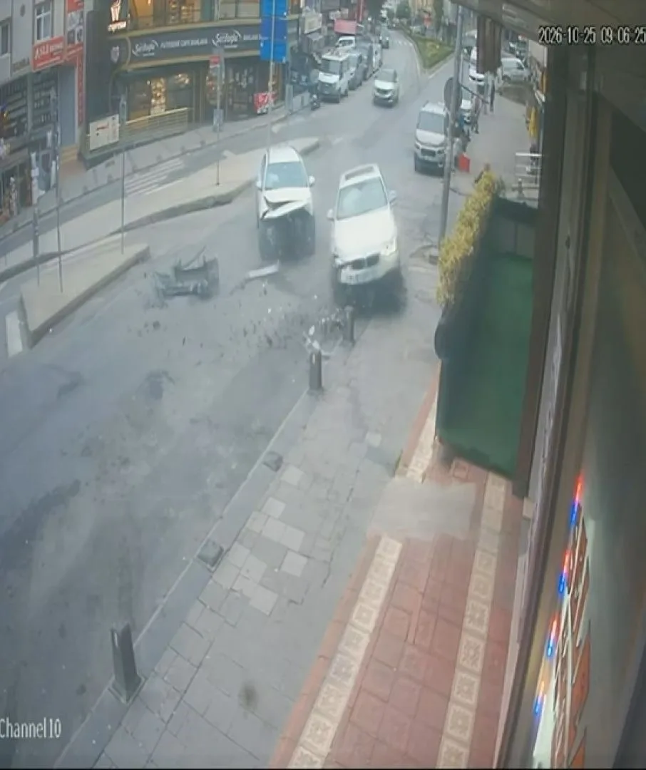 Arnavutköy'de 2 otomobilin çarpıştığı kaza kamerada