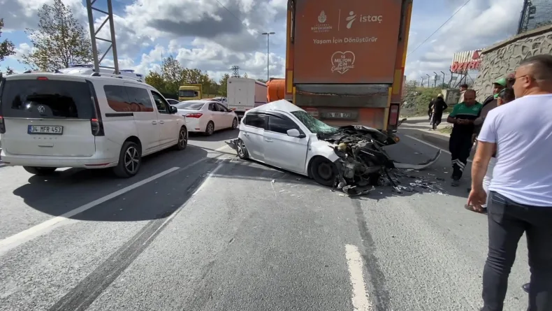 Arnavutköy'de 3 aracın karıştığı kazada otomobil kullanılamaz hale geldi: 1 yaralı