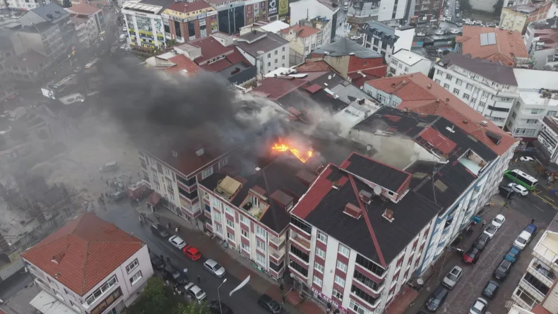 Arnavutköy'de 5 katlı binada yangın -1
