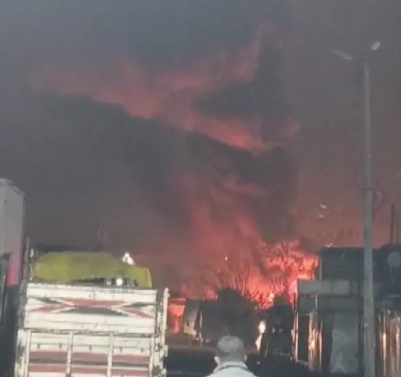 Arnavutköy’de çiçekçi dükkanı alev alev yandı