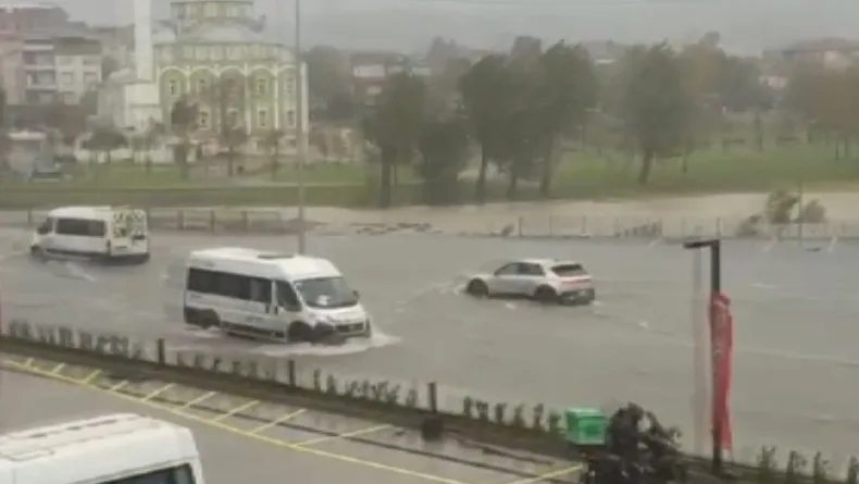 Arnavutköy’de dere taştı, yollar su altında kaldı