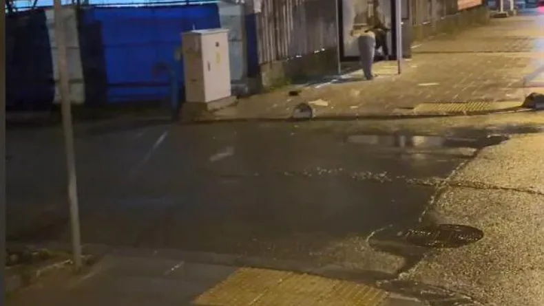 Arnavutköy'de otobüs durağıının camını taşla kırdı