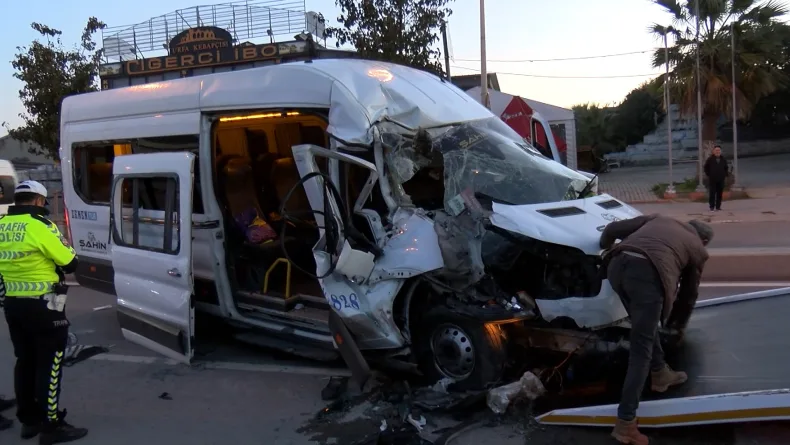 Arnavutköy'de servis minibüsü park halindeki hafriyat kamyonuna çarptı: 9 yaralı