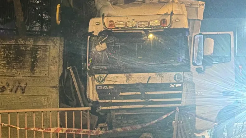 Arnavutköy'de seyir halindeki TIR, otobüs durağına daldı