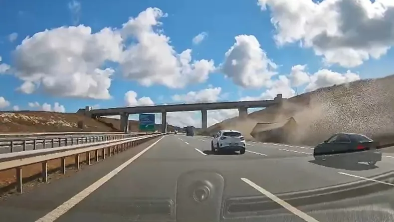 Arnavutköy’de TIR’dan ayrılan dorse şarampole devrildi