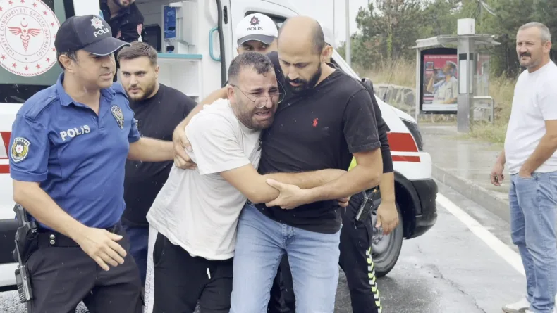Arnavutköy'de yağış nedeniyle kayganlaşan yola devrilen kamyona hafriyat kamyonu çarptı; 2 yaralı