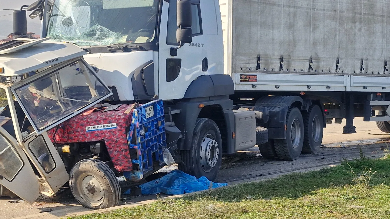 Askeri malzeme taşıyan TIR'la traktör çarpıştı: 1 ölü, 1 yaralı