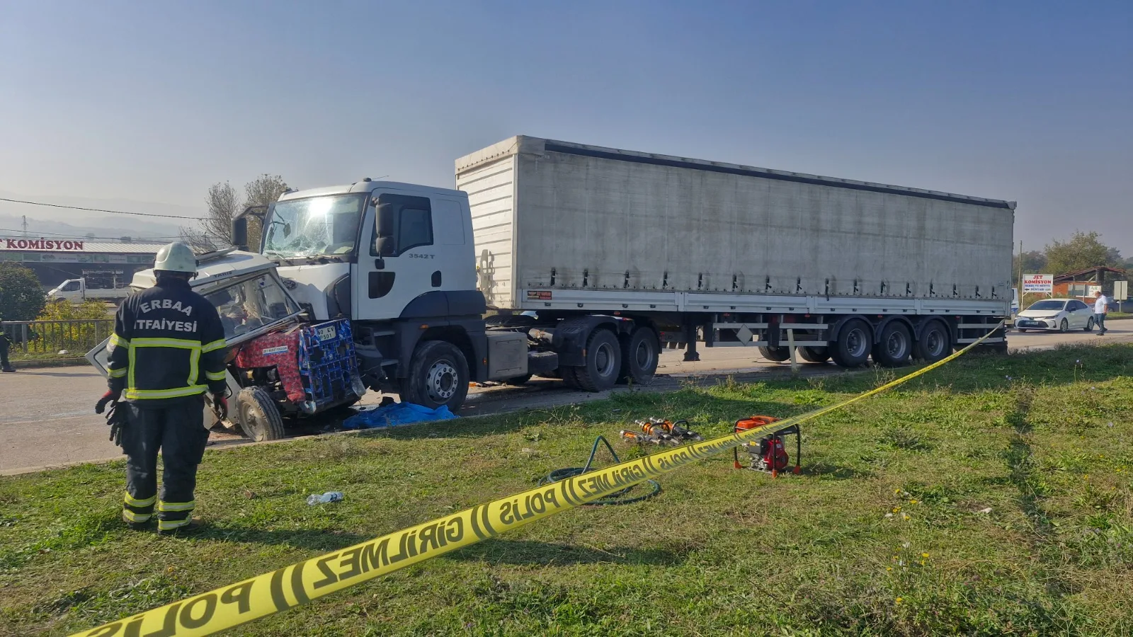 Askeri malzeme taşıyan TIR'la traktör çarpıştı: 1 ölü, 1 yaralı