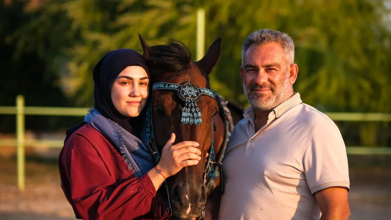 At tutkusu, baba-kızı binicilik eğitmeni yaptı