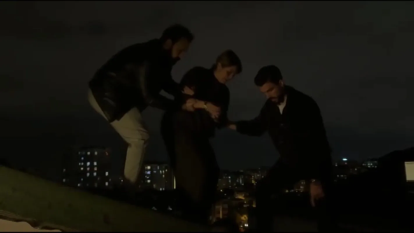 Ataşehir'de 17 yıl hapis cezasıyla aranan firari dubleks evin çatısında yakalandı